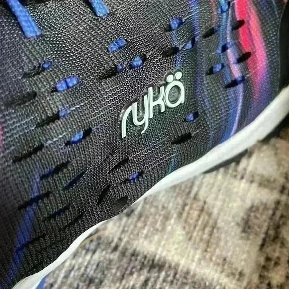 Excellent like-new condition. Size 11 - Picture 8 of 8